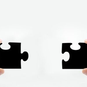 Deux morceaux de puzzle qui vont pour s'emboiter. Ils sont tenus chacun dans une main.